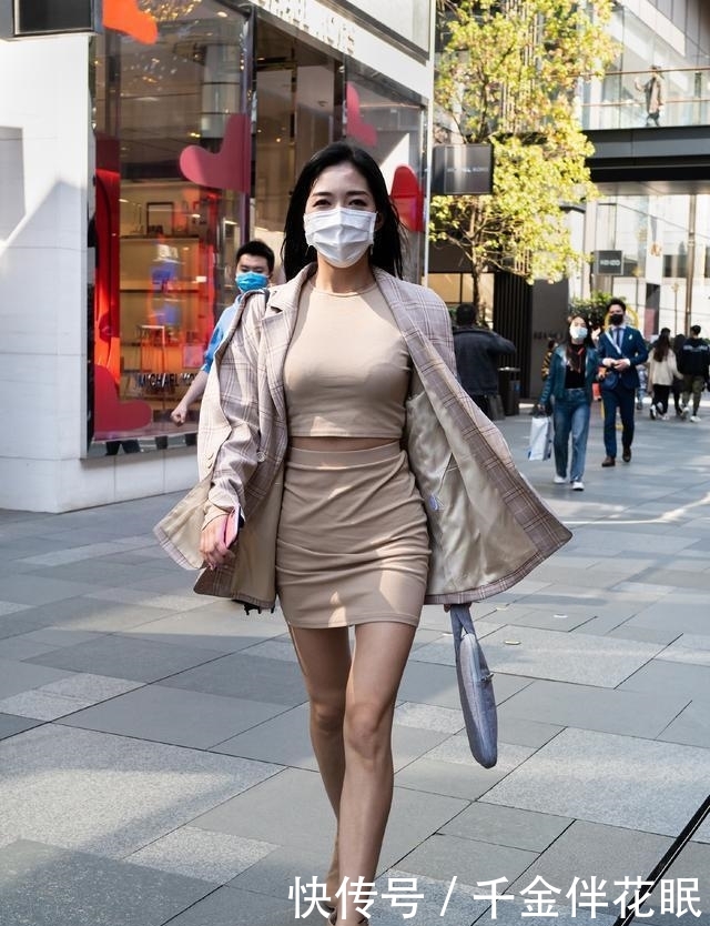 『小姐姐』等待一秒钟入夏?茫茫裙海之中的这条裙子,让你性感又显腿长!