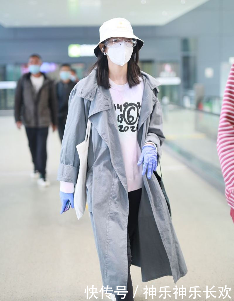  「铅笔」35岁童谣还挺小清新，穿浅色风衣配铅笔裤，气质出众这腿还挺长
