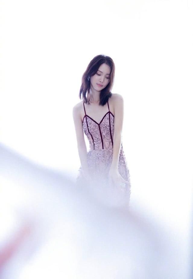 金晨厉害了！裙子全靠“两根绳子”撑着，转身时却让观众脸红了！