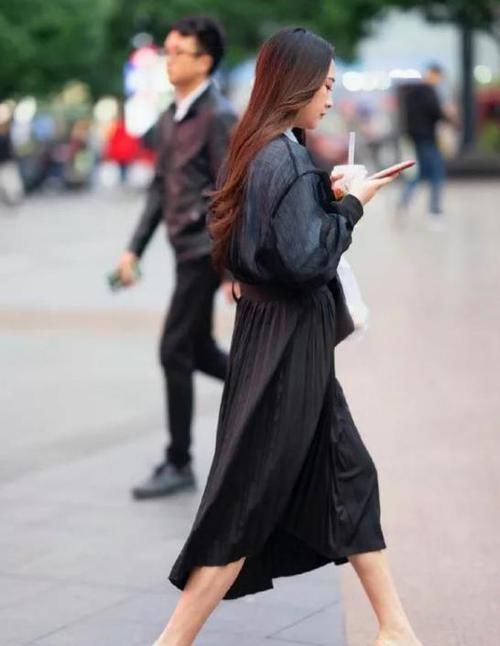  时尚：潮范儿女神来了，街拍：环肥燕瘦的美女，一件格子衬衫配牛仔短裤，青春活力气息