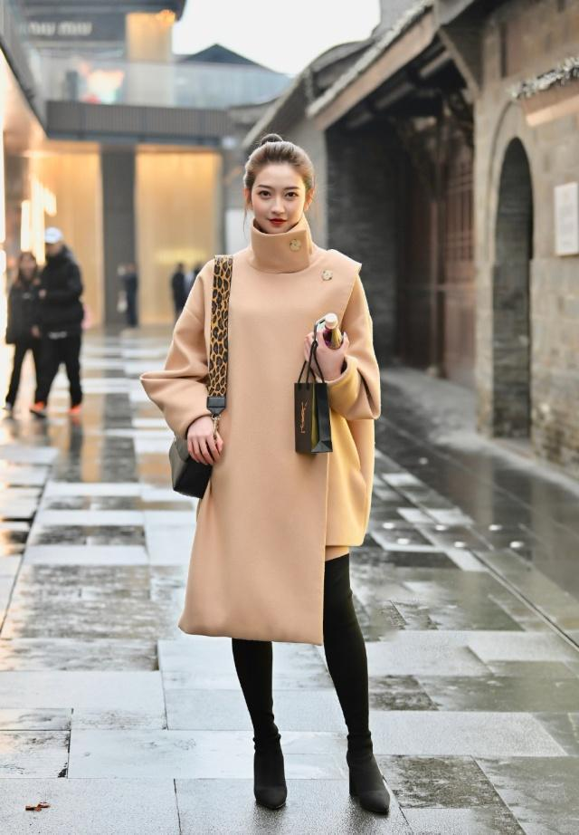[ 精致]面容精致，笑容甜美可爱，街拍：紧致身材的女孩