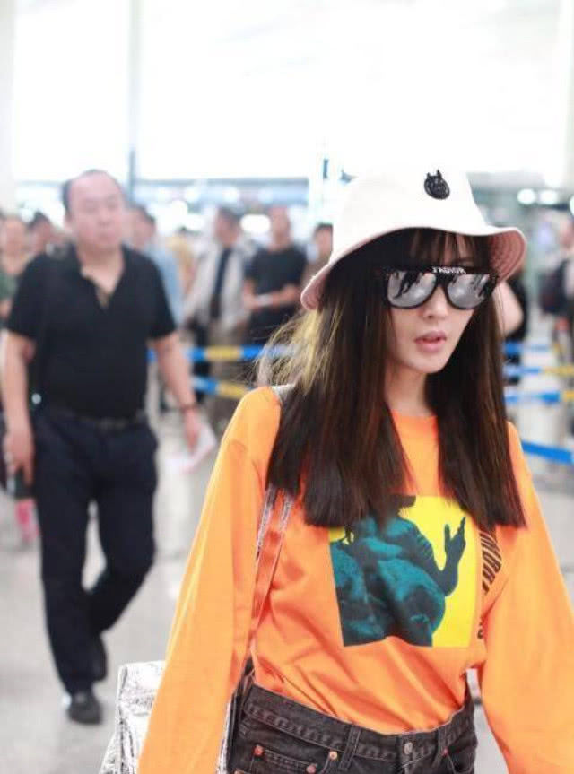 张天爱机场素颜照曝光，鞋子抢了镜，网友:简直不能忍!