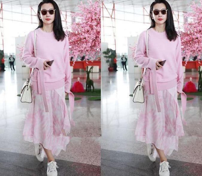 45岁李冰冰厉害! 一条粉色高腰裙嫩成18, 网友: 许文楠好眼光