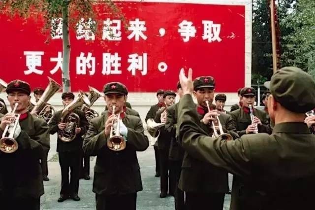 70年代身着65式军服的解放军，条件虽艰苦，但个个精气神十足