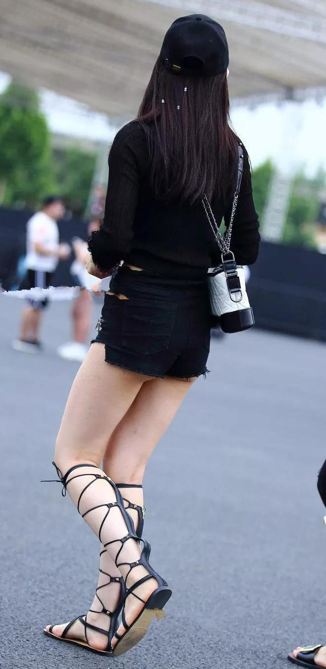 两个小姐姐一起出街，一个紧身裤一个短裤，闺蜜沦落到给她拍照的