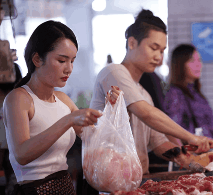 广西柳州卖肉“西施”气质身材赛模特 菜市场里卖猪肉却成网红