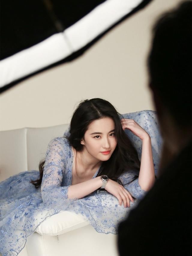 30岁刘亦菲，穿深V刺绣薄纱裙惊艳众人