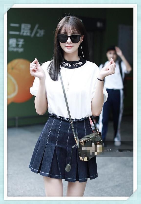 吴昕沈梦辰机场秀，一个潮到飞起，一个土到掉渣，网友:相差太大