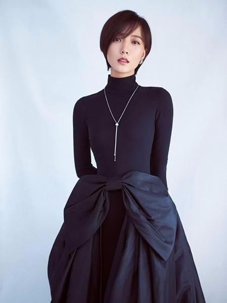 尴尬!王珞丹红毯被求婚，身穿白裙，好像婚纱!