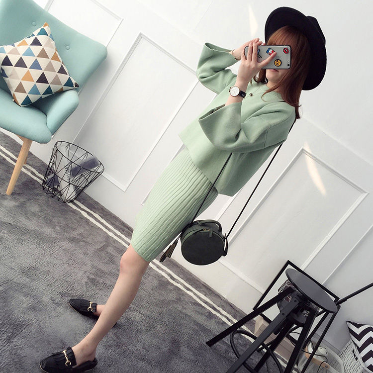 刚上架就火了的“毛衣裙“，比卫衣时髦好看，配一双袜靴就更美了