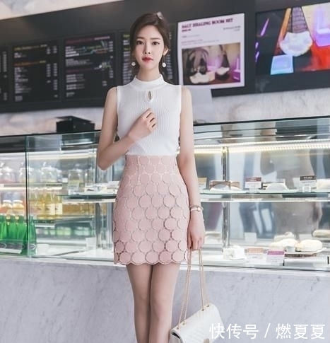 #少女#朴正允:白色的棉毛背心搭配上青春活泼的少女粉,你喜欢吗?