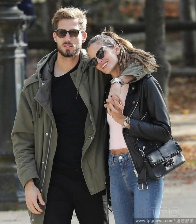 德国门将失落离场，维秘辣模女友透视装微笑臀上阵竟为劲敌加油