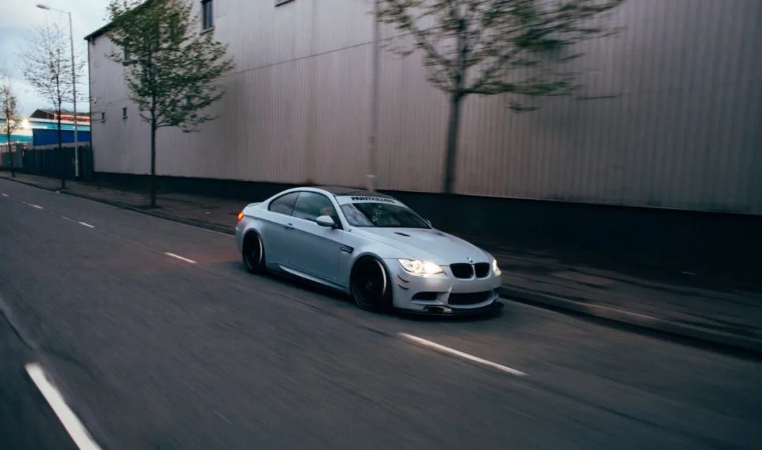  『姿态』低空飞行战舰灰宝马 E92 M3，姿态风格却难掩大佬气质