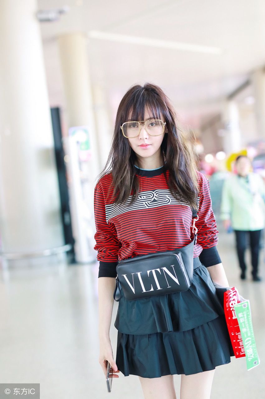 张天爱机场现身，白皙的美腿挡不住