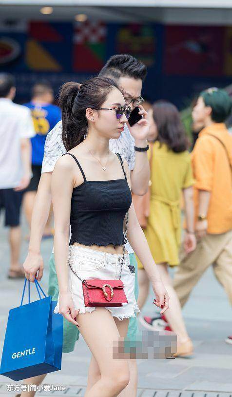 美女都爱穿小背心加超短裤，简单却很有魅力