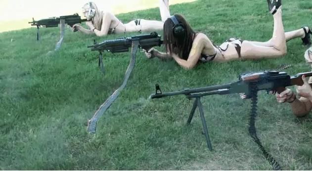 世界上最性感的女军人，美到没人敢娶，枪和翘臀才是绝配