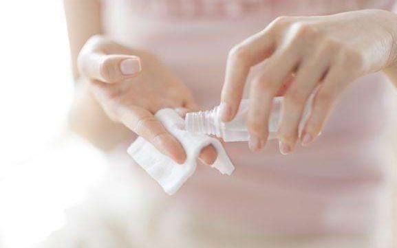  「乳液」你的水和乳液，哪个用得更快？根据肤质选择用量，保湿效果更好！