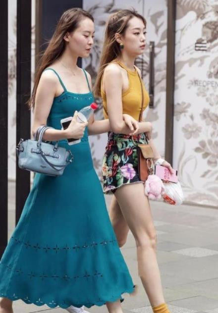  「黑色」街拍：黑色连衣裙搭配丝袜，特别的搭配很漂亮，小美女甜美可爱