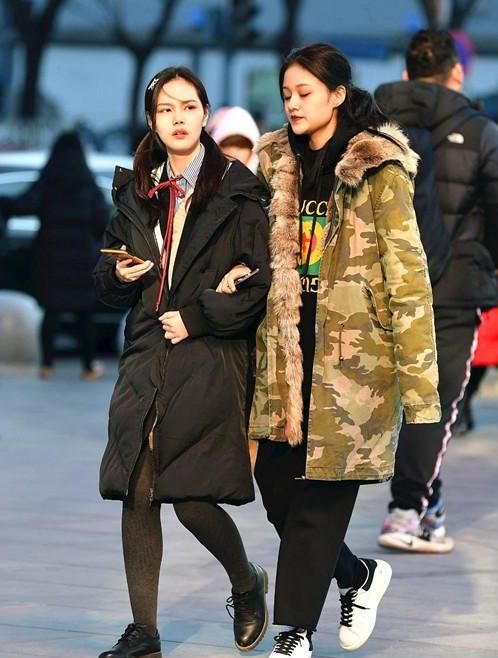 「风范」街拍:倾城倾国的美女,一件白色的长款外套,时尚女神风范