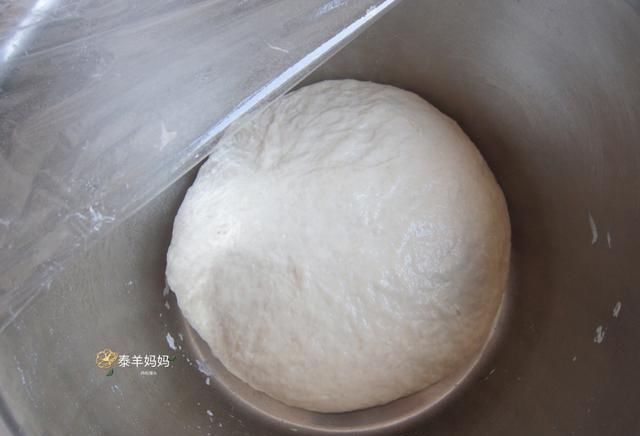 面团:馒头这样做,皮光滑得像剥壳鸡蛋,白嫩暄软,一口一个停不住
