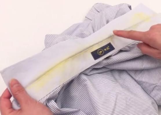 白色衣服发黄难清洗，只要撒上它搓洗一下，5分钟就和新买的一样