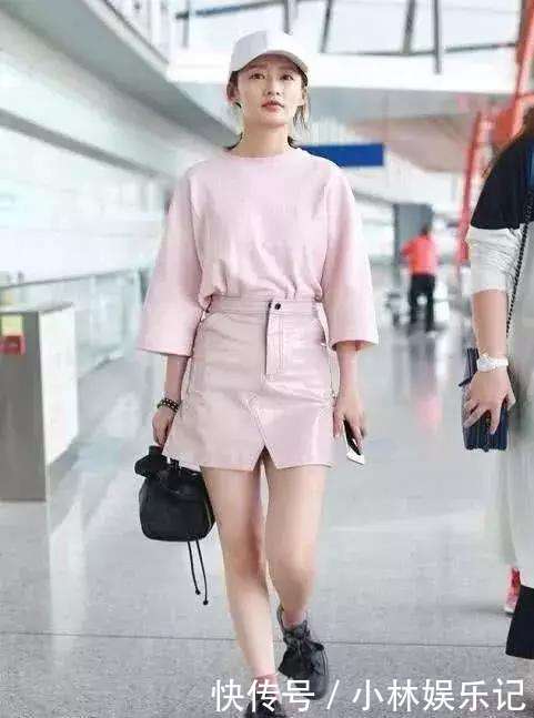 李沁喜欢穿短裙也实在太短了, 难怪一直用包包挡住 网友: 太大胆