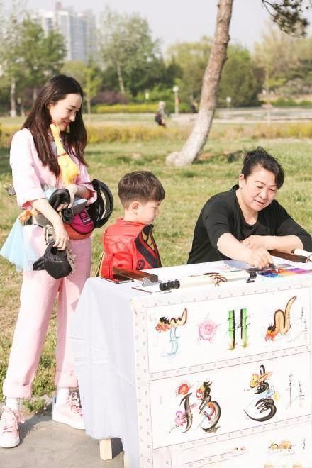 霍思燕一人带嗯哼现身机场，网友:鞋子穿对了，人美10倍!