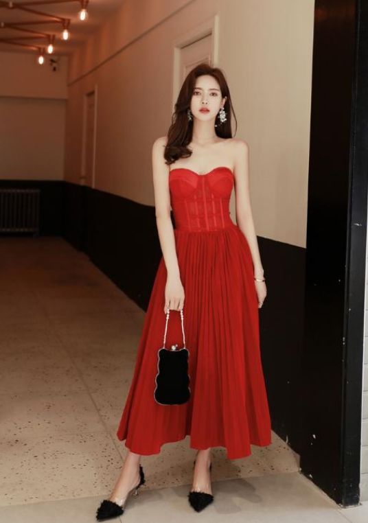 针织衫:街拍:肤白貌美的小美女,身穿时尚的热裤紫色的针织衫,可爱清新唯美动人