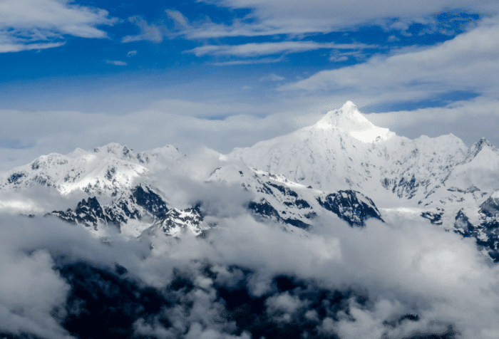 梅里雪山的卡格博峰南侧,有自千米悬崖倾泻而下的瀑布,称为“雨