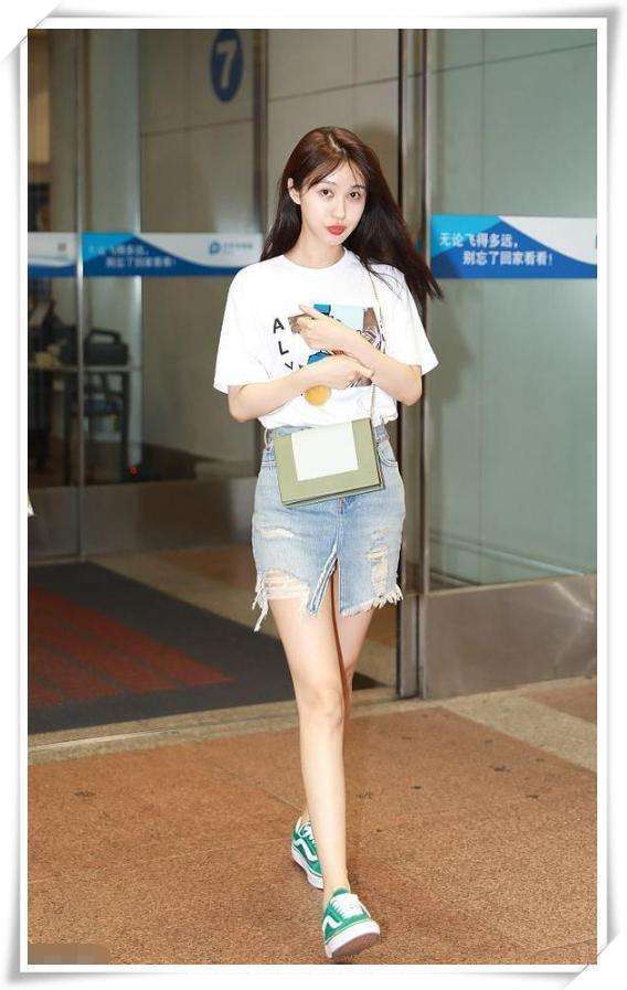 李菲儿的超短裙已经够短了, 还在前面开个叉, 网友: 显腿长呗!