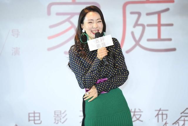 陶红机场穿连衣裙，腰带把自己勒出三天没吃饭的样子!