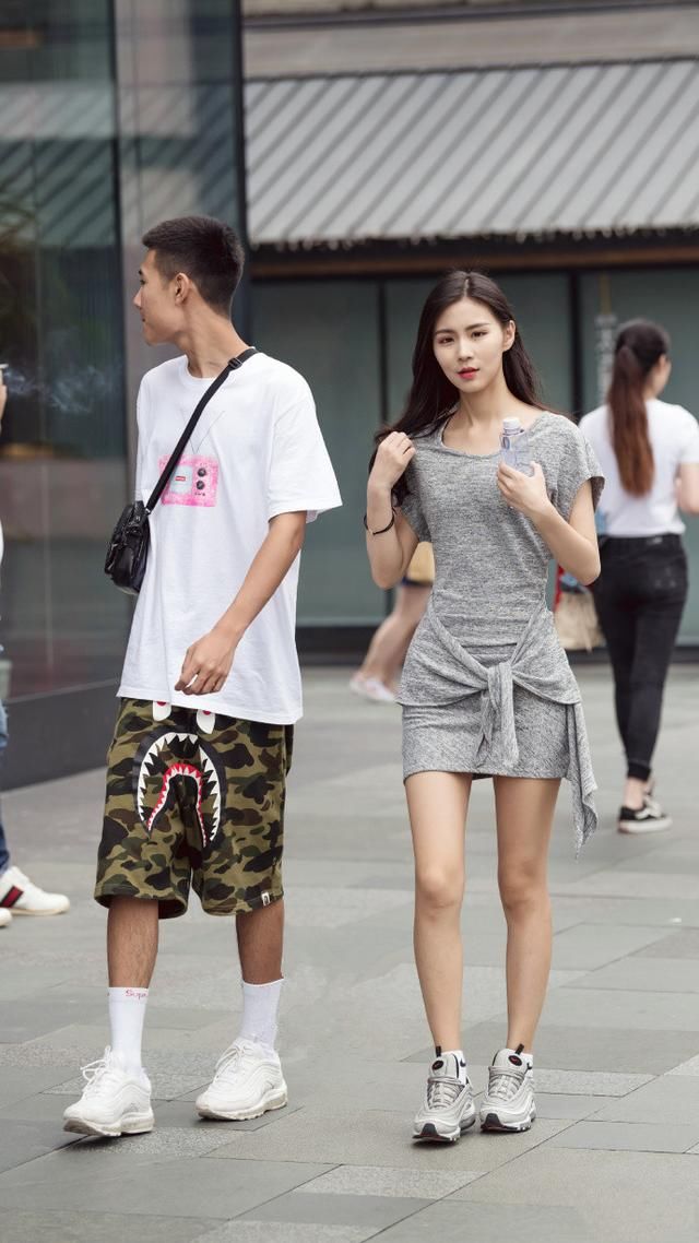 街拍，五款迷人耐看的时尚穿搭，哪一款了拨动你的心弦?