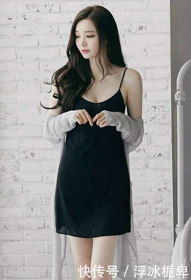 [ 四射]大长腿的小姐姐靓丽四射，街拍：黑色打底短裙搭配白色外搭