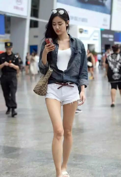 时尚街拍：小姐姐抹胸短衫很吸引眼球，性感脱俗！