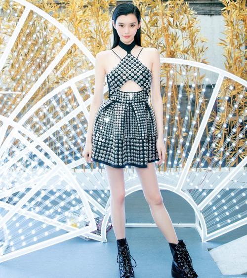 奚梦瑶独爱另类穿搭，裙子短还加满“铁钉”，网友：真像阿凡达！