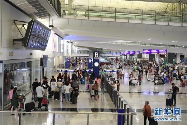 特写：提诉求请用嘴巴，而不是拳头——禁制令后香港国际机场见闻