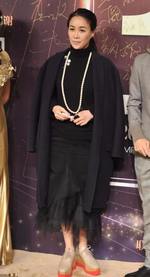 那英穿鞋的时尚，不得不服！几万块的鞋子被她穿成“香肠雨靴”！