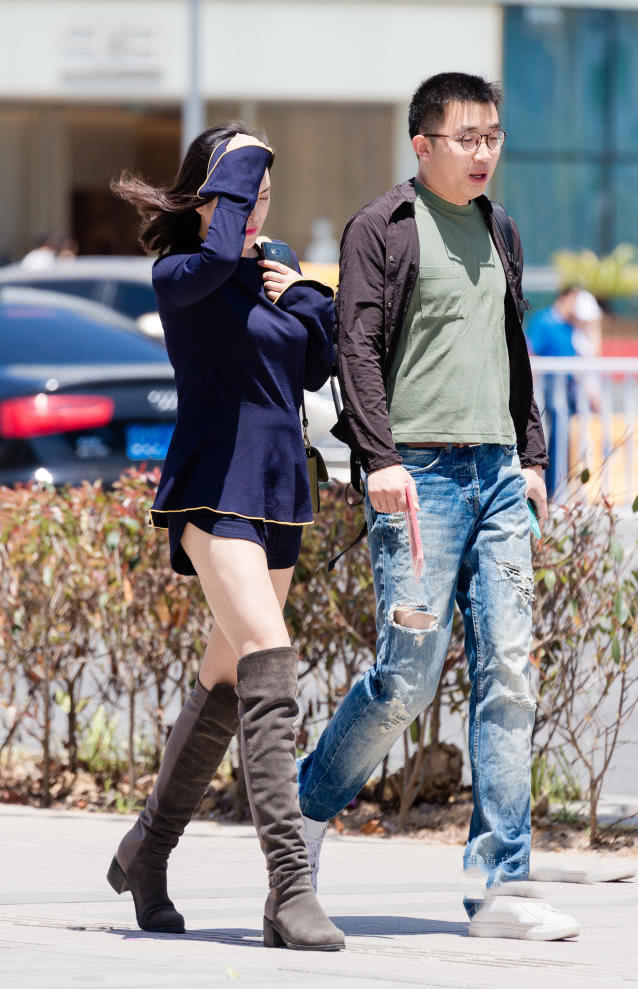 青春妩媚的小姐姐，一头齐肩发尽显成熟女生的轻舞风扬的感觉