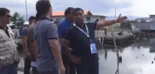 菲律宾官员视察时桥突然塌了 所有人坠海