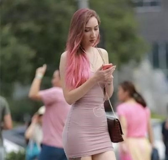 感觉|路人街拍:图一小姐姐长发飘飘,穿搭简约时尚,青春靓丽!