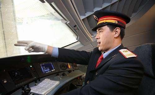 高铁司机全程不可离开驾驶室，那上厕所要如何解决呢？