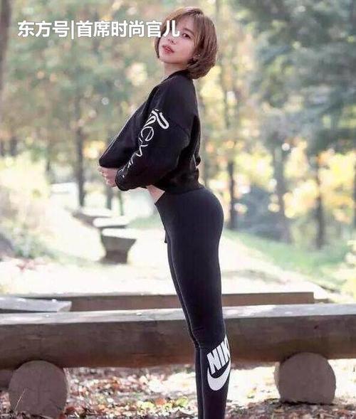 身材婀娜的打底裤美女，突显小蛮腰，轻松穿出女神范！