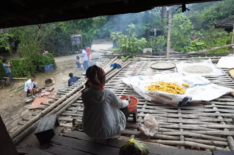  [室内]全村住木楼，室内无窗破而老旧，他们却活出了城里人羡慕