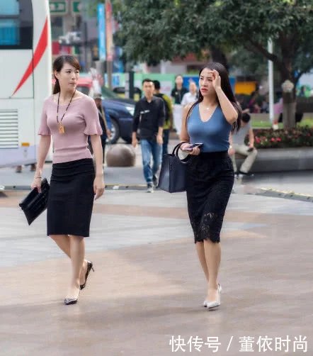 小姐姐蓝色背心搭配包臀裙尽显丰满身材，路人小姐姐也丝毫不输于