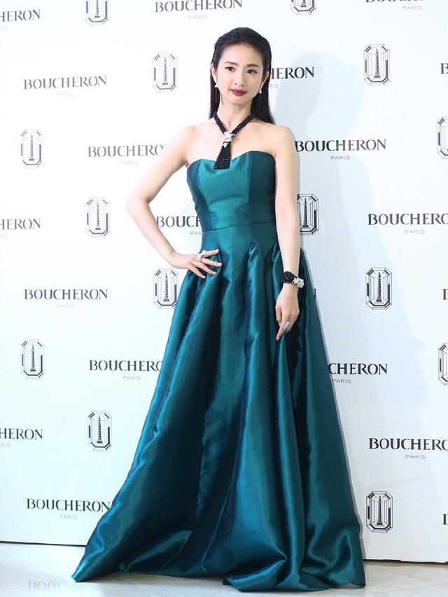 35岁林依晨逆生长,大背头配抹胸裙气场全开,不料被耳环抢镜了!