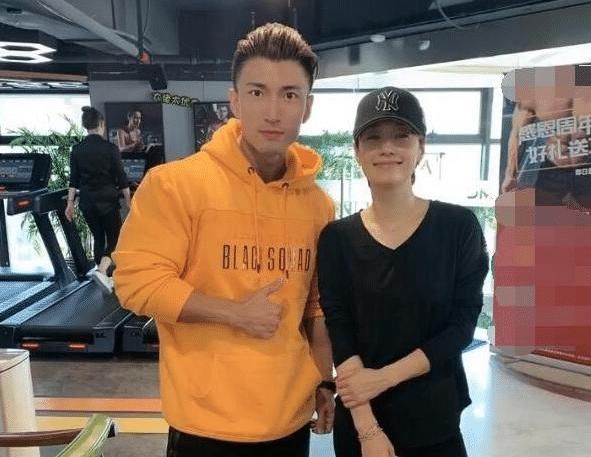  『情侣』43岁的马伊琍越发少女，与“小鲜肉”教练合照像情侣，文章后悔吗？