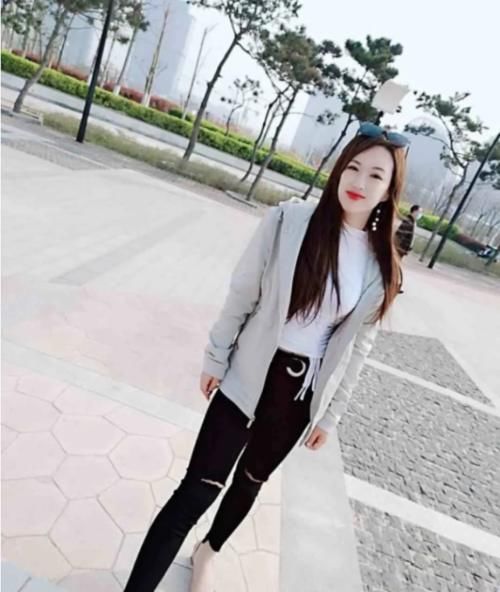  『位小姐姐』“弯月牙”的破洞牛仔裤，墨镜女神的大嘴，网友：真迷人！