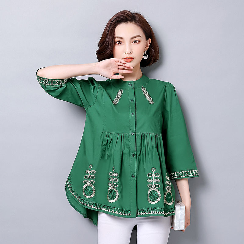 45岁的小姨，打扮的真美嫩!穿这样“小衫配白裤”，洋气显年轻