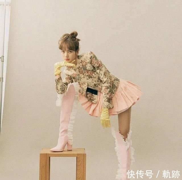 『花朵』2020开春 流行穿“开满花”的裙子,谁穿谁美!