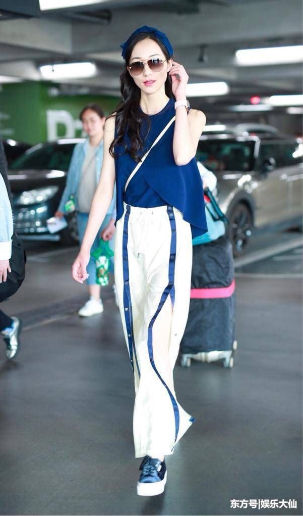 一直穿衣保守的韩雪，居然穿上了露脐装，不过这腰是真的细!